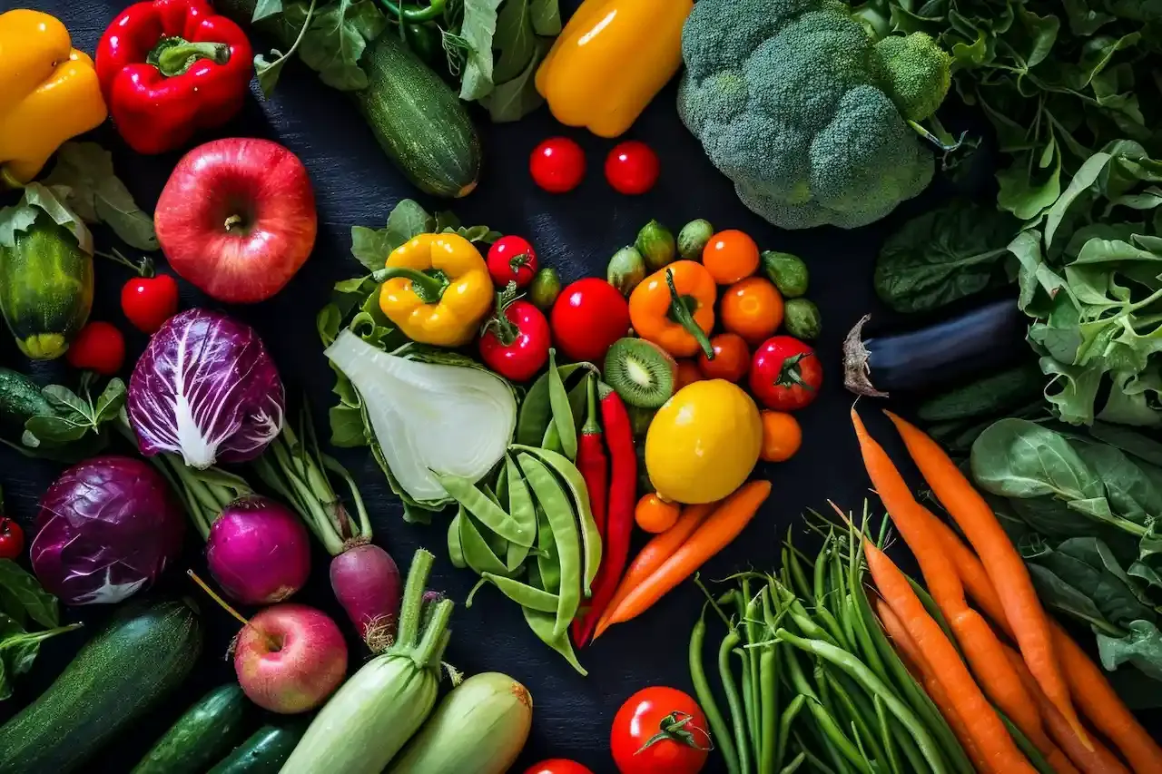 Frutas, verduras y alimentos saludables sobre fondo blanco junto a una sonrisa. Frutas, verduras y alimentos saludables sobre fondo blanco junto a una sonrisa.