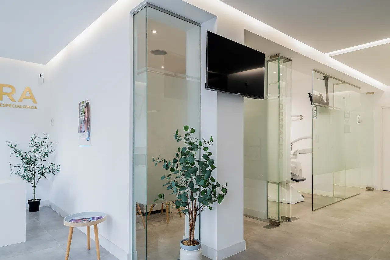 Interior de la clínica dental Koura Dental Plus en Chamartín con acceso a los boxes de atención.