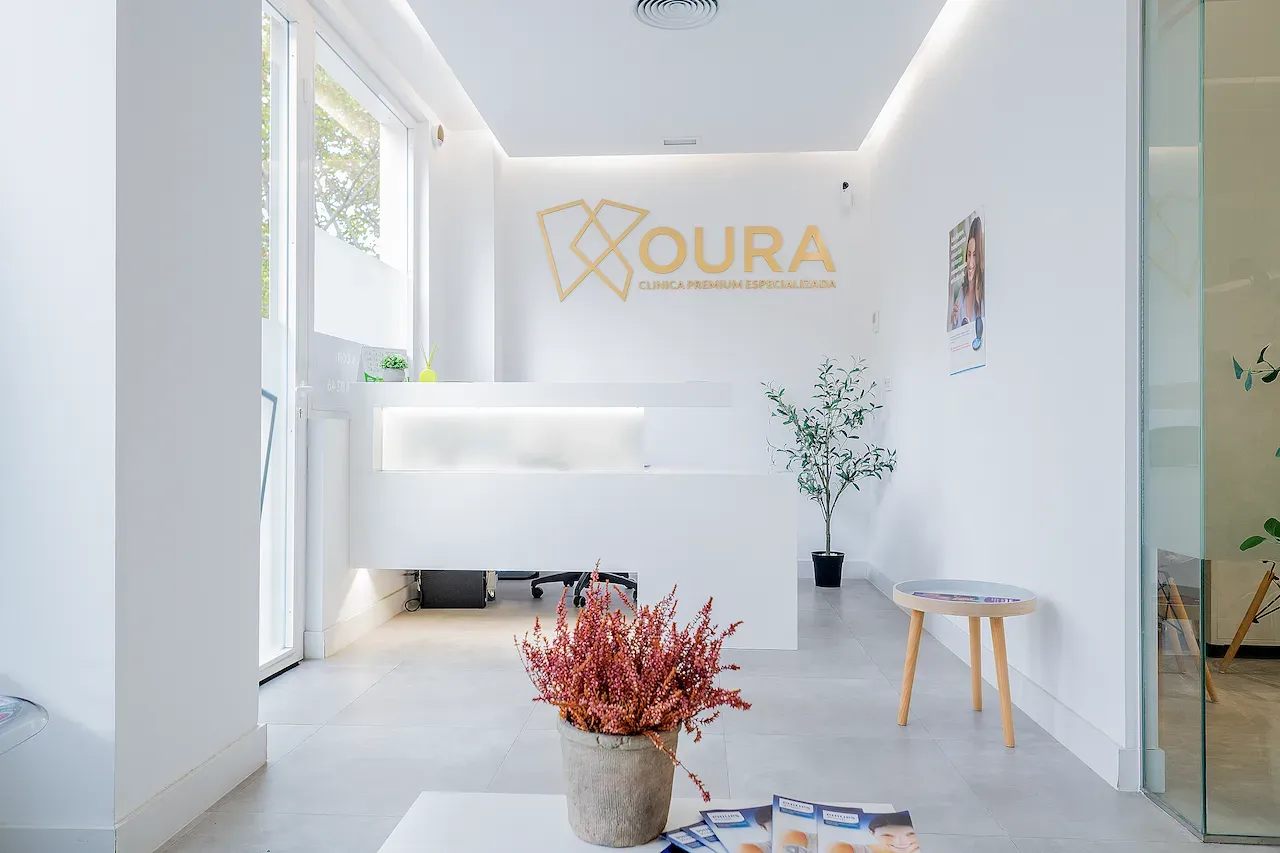 Vista de la recepción moderna y luminosa de la clínica Koura Dental Plus en Madrid.